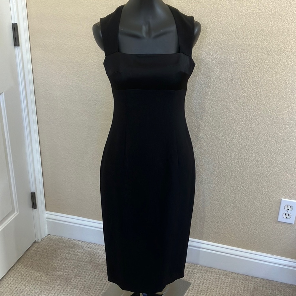 Elegant Sleeveless Crepe and Satin Dress